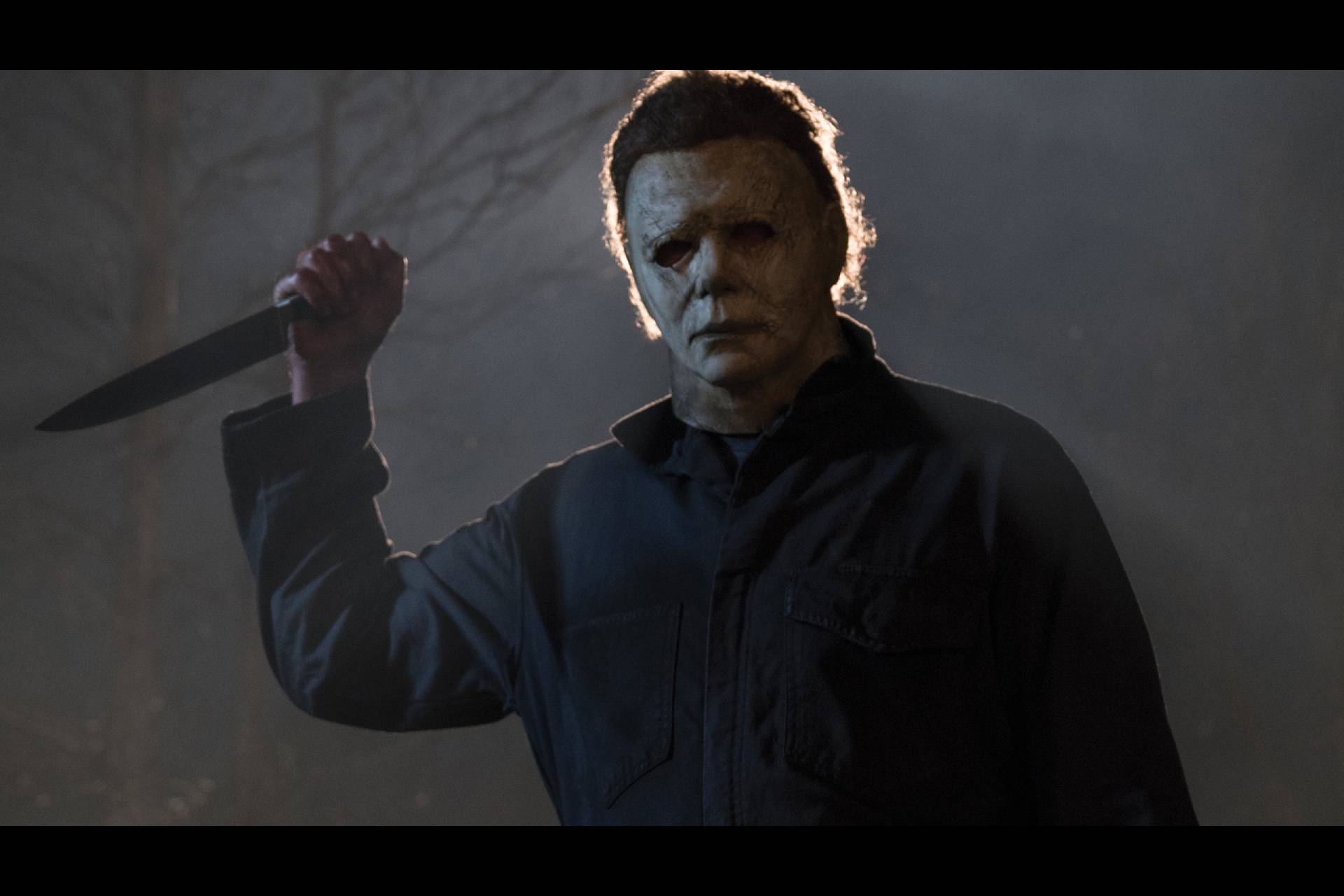 Michael Myers holds a knife in Halloween (2018)