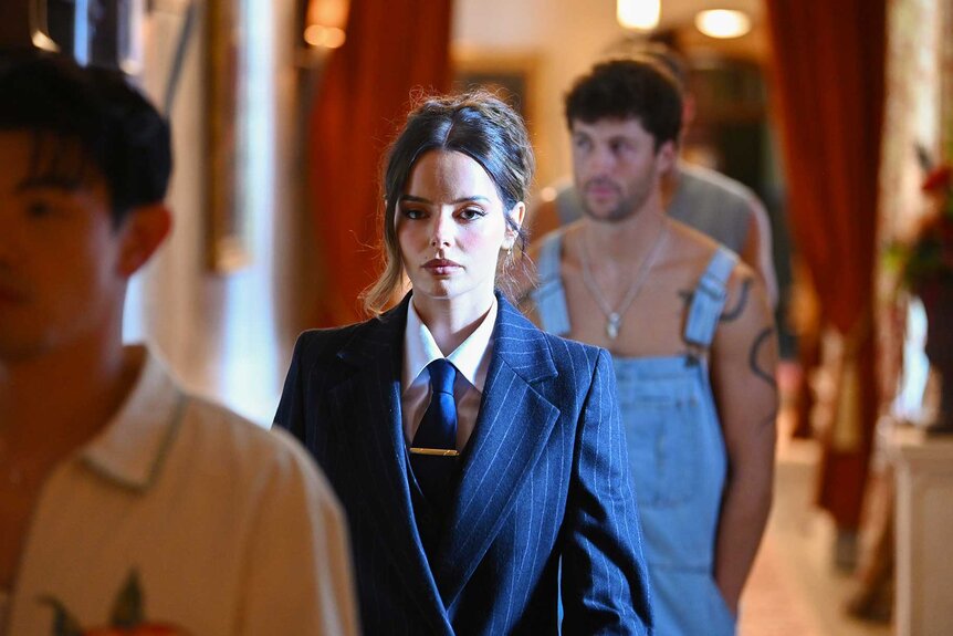 Maura Higgins with Rob Rausch dressed in overalls on The Traitors Season 4 Episode 5.