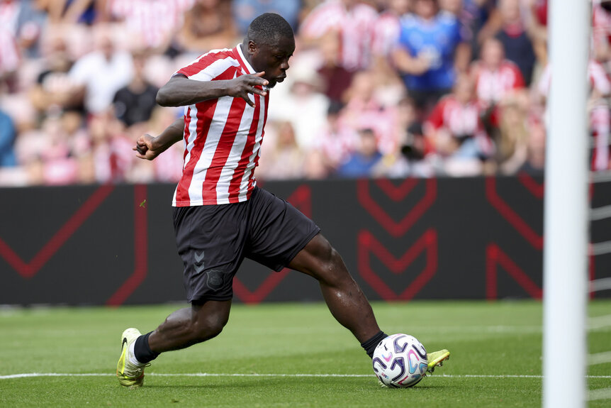 Brian Brobbey of Sunderland preparing to kick the ball during a game.
